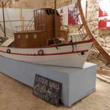 Ci siamo dati appuntamento in questo posto non per caso, visto che l�edificio ospita il piccolo "Museo etnografico del mare", spazio espositivo che raccoglie riproduzioni in scala di pescherecci e oggetti del mestiere